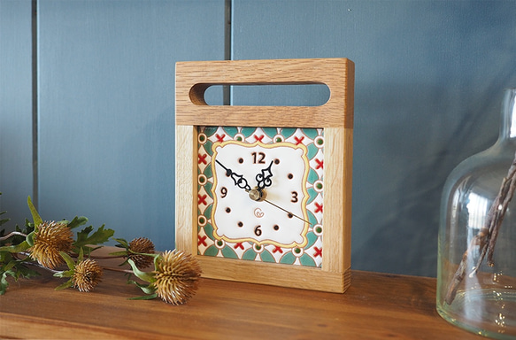 スペインタイルと無垢材の木枠の置き時計（エメラルド） 1枚目の画像