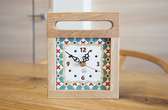 スペインタイルと無垢材の木枠の置き時計（エメラルド） 2枚目の画像