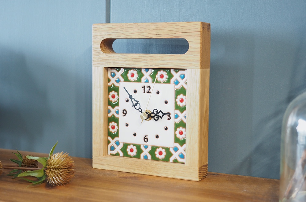 スペインタイルと無垢材の木枠の置き時計（ペルシャンフラワー）