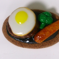 デミグラスソースの目玉焼きハンバーグと海老フライの鉄板焼きのマグネット 2枚目の画像