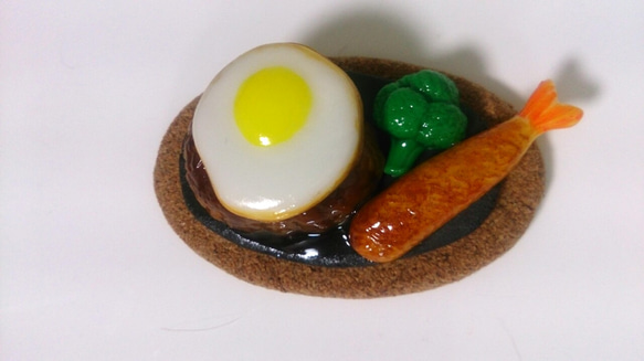 デミグラスソースの目玉焼きハンバーグと海老フライの鉄板焼きのマグネット 2枚目の画像