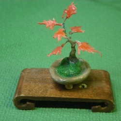 極小の樹脂粘土製盆栽　紅葉もみじ(台付)１ 2枚目の画像