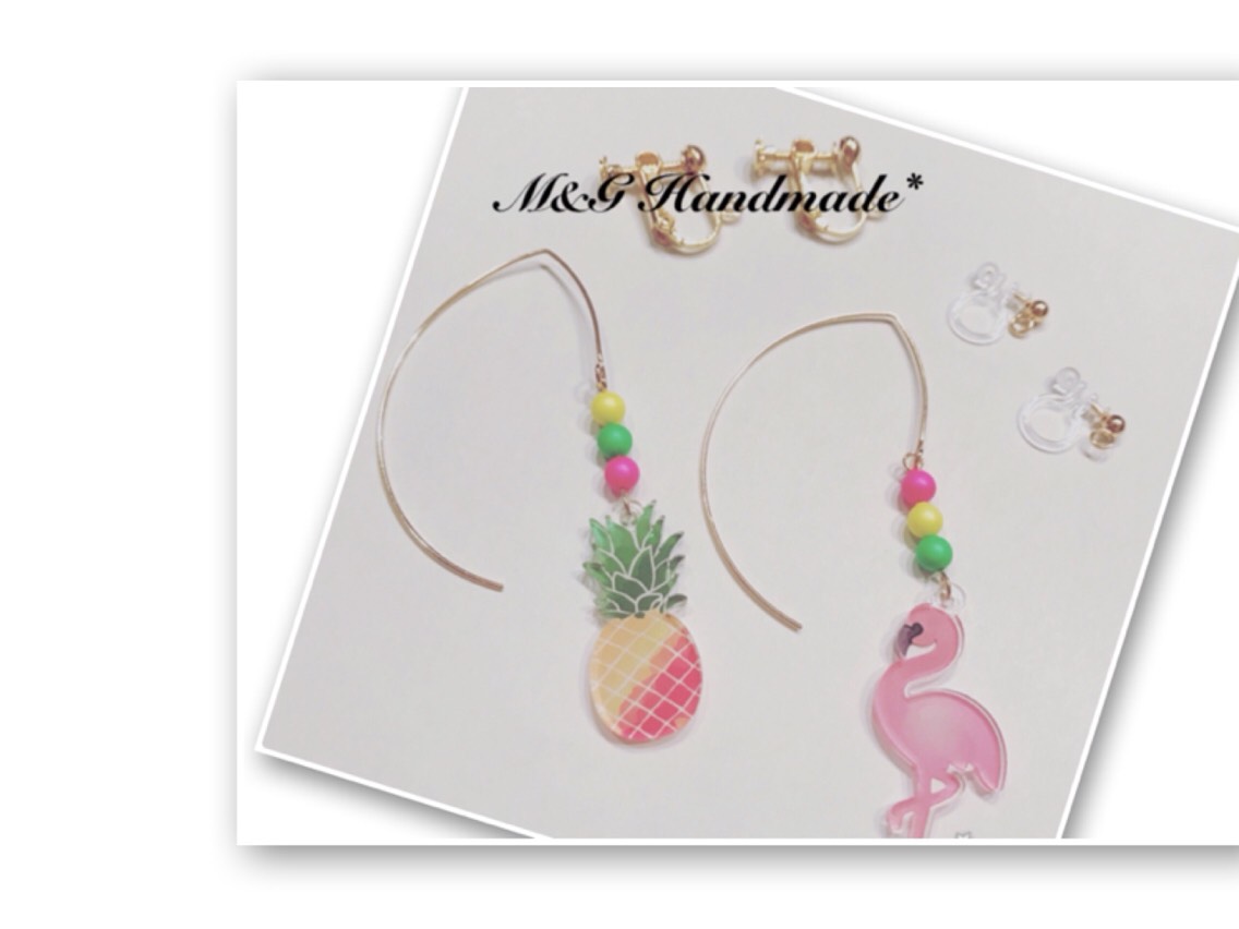 パイナップルとフラミンゴのトロピカルなピアス／イヤリング  