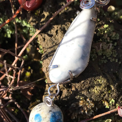 ハンドメイドの糸魚川翡翠のトップペンダントトップ