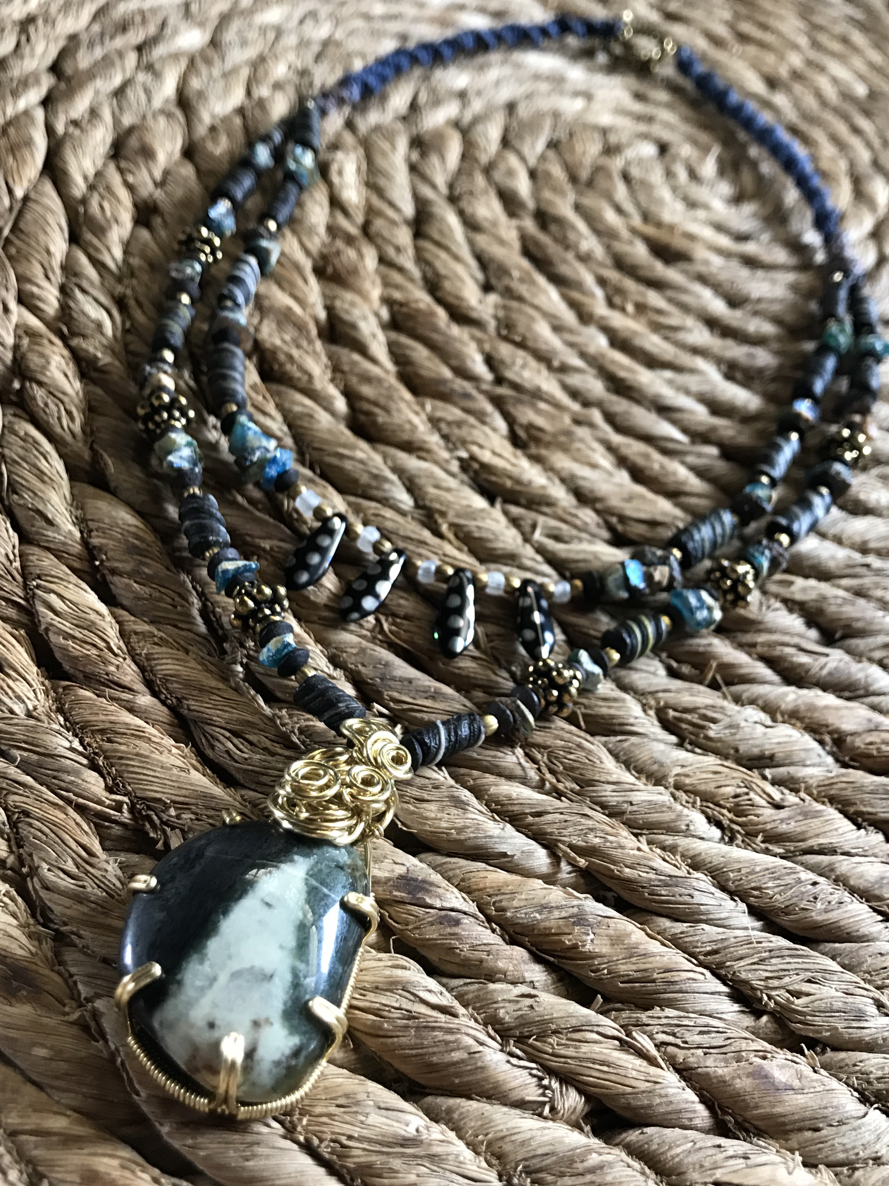 復活祭〜朝日町・宮崎海岸産トリカラーネフライトとエンシェントガラスのネックレス〜