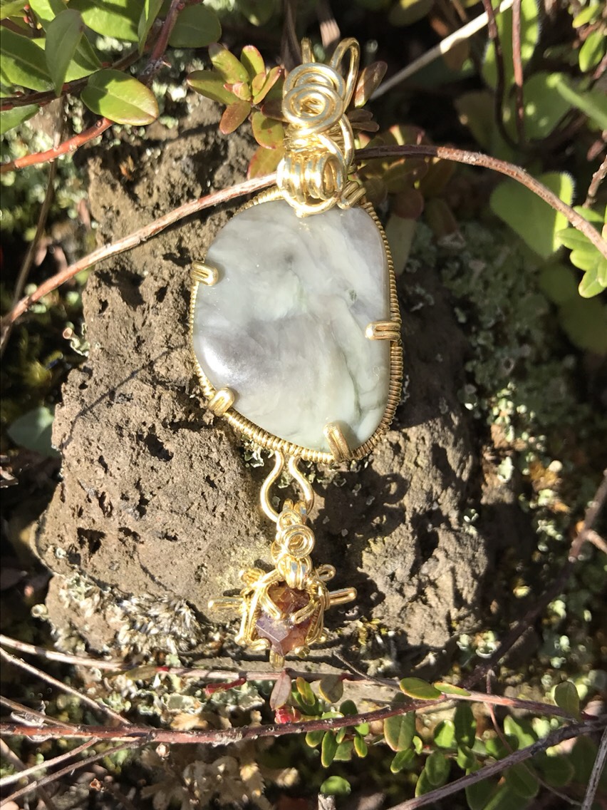 糸魚川・市振産ネフライト“グレーベージュ”と天川産レインボーガーネットのペンダントトップ(ブラスワイヤー)