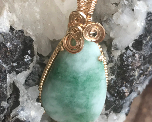 緑蔭〜糸魚川・小滝産ヒスイペンダントトップ(k14gfワイヤー使用