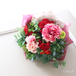 母の日などのギフトにも♪Red Carnation Bouquet 5枚目の画像