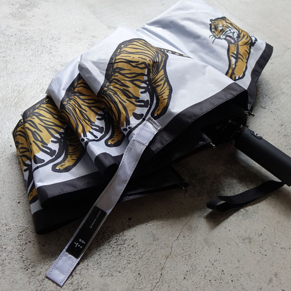 老虎也發懶自動折傘 第2張的照片