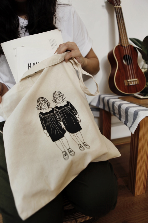 雙胞胎女孩環保袋/插畫/手工絲網印刷/tote bag 第4張的照片