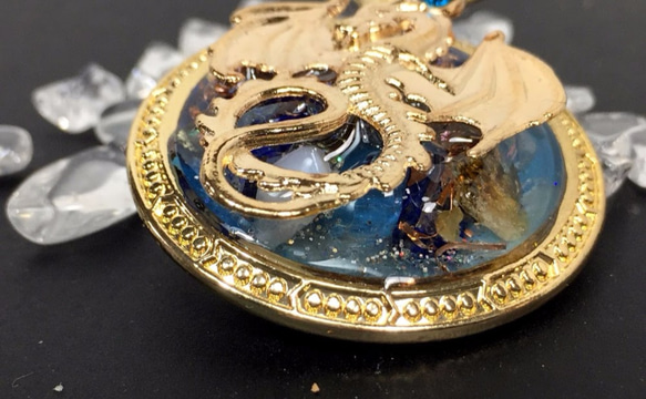 ラピスラズリと天然石の龍の懐中時計オルゴナイト 3枚目の画像