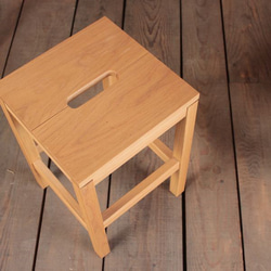 スツール 持ち手つき 木製 チェア 椅子 イス おしゃれ 北欧 シンプル 丸椅子 無垢材 オーク 韓国 インテリア 7枚目の画像