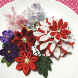 つまみ細工〉銀ビラ付き梅三輪のかんざし(白とサンゴとサーモンピンク