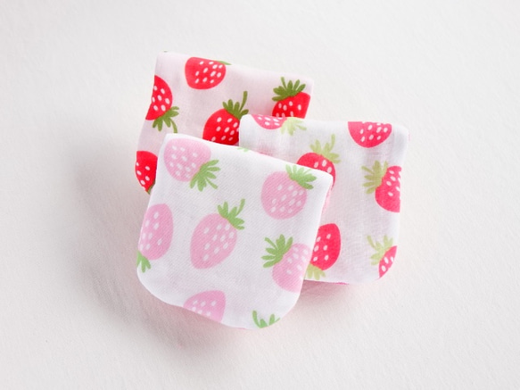 Cute Strawberry ふわふわ&やわらか８重ガーゼ ハンカチ 3枚セット♪（限定カラー使用） 1枚目の画像