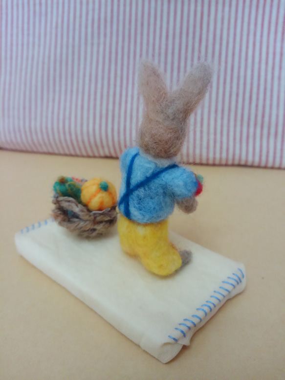 ウサギさん秋の収穫(ﾊﾛｳｨﾝにも)
羊毛フェルト 3枚目の画像