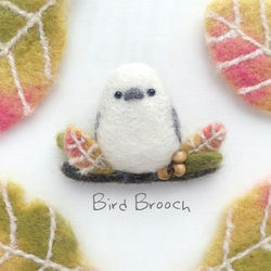 受注制作※Bird brooch72※野鳥のシマエナガさんと紅葉と木の実のブローチ 1枚目の画像