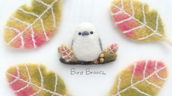 受注制作※Bird brooch72※野鳥のシマエナガさんと紅葉と木の実のブローチ 1枚目の画像