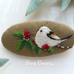 ※Bird brooch77※木の実と雪の妖精シマエナガブローチ・野鳥の刺繍ブローチ 1枚目の画像