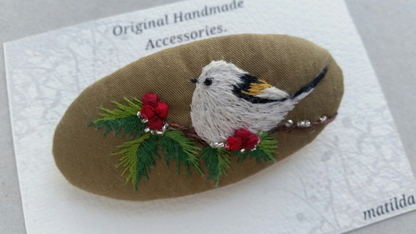 ※Bird brooch77※木の実と雪の妖精シマエナガブローチ・野鳥の刺繍ブローチ 2枚目の画像