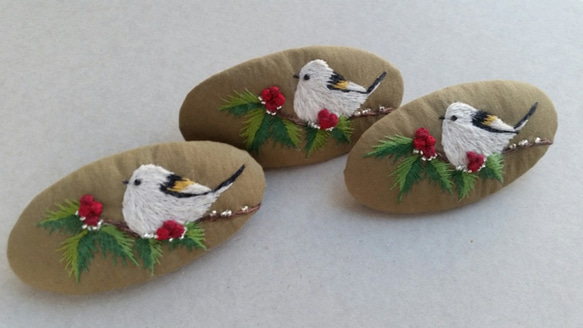 ※Bird brooch77※木の実と雪の妖精シマエナガブローチ・野鳥の刺繍ブローチ 4枚目の画像