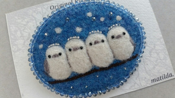 ※Bird brooch78※雪がしんしん冬のシマエナガたち・野鳥の羊毛刺繍ブローチ 2枚目の画像