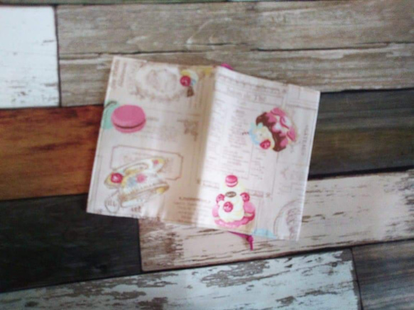 【＊文庫本サイズ＊】ピンクのスイーツ柄のブックカバー 2枚目の画像
