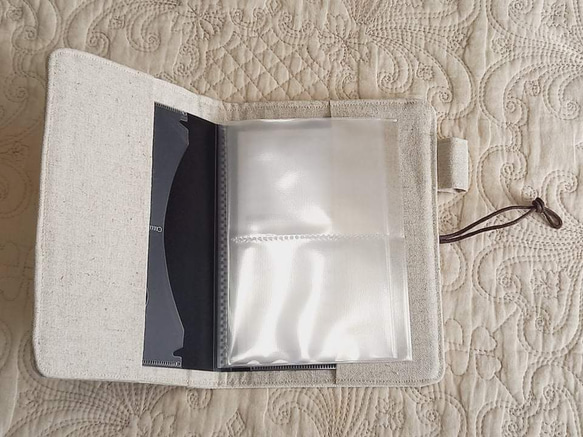 【＊家族への贈り物＊】シンプルなお薬手帳ケース【カシメ付、白】 3枚目の画像