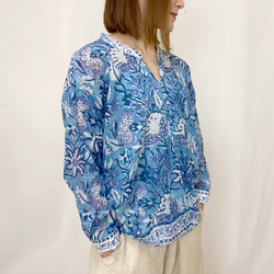 再6！２点限定、体型カバー裾ねじりブルーお花プリント長袖ブラウス 3枚目の画像