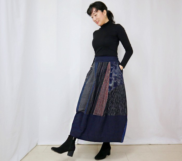 再販☆手織り綿絣、後ろ姿も可愛いパッチワークロングスカート、インディゴ、オールシーズン 4枚目の画像