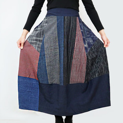 再販☆手織り綿絣、後ろ姿も可愛いパッチワークロングスカート、インディゴ、オールシーズン 8枚目の画像