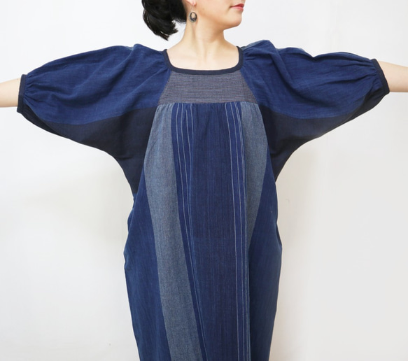 手織り綿絣、プラスサイズのインディゴ染めワンピース 7枚目の画像