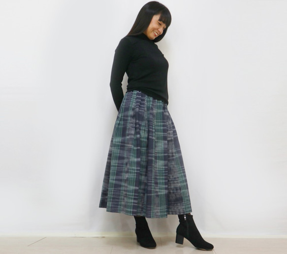 手織り綿縦縞絣ロングスカート、インディゴＸグリーンチェック柄、オールシーズン 2枚目の画像