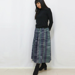手織り綿縦縞絣ロングスカート、インディゴＸグリーンチェック柄、オールシーズン 3枚目の画像