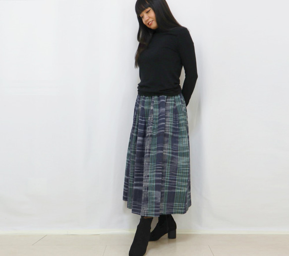 手織り綿縦縞絣ロングスカート、インディゴＸグリーンチェック柄、オールシーズン 3枚目の画像