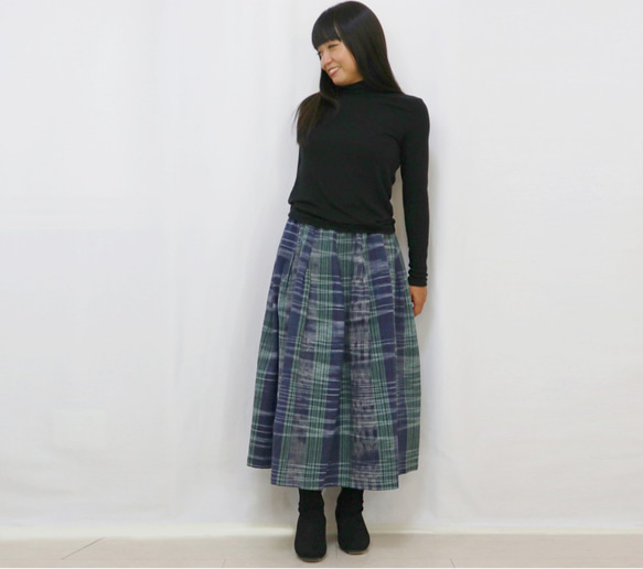 手織り綿縦縞絣ロングスカート、インディゴＸグリーンチェック柄、オールシーズン 4枚目の画像