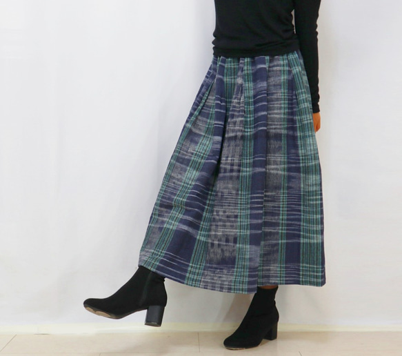 手織り綿縦縞絣ロングスカート、インディゴＸグリーンチェック柄、オールシーズン 1枚目の画像