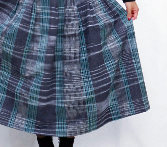 手織り綿縦縞絣ロングスカート、インディゴＸグリーンチェック柄、オールシーズン 9枚目の画像