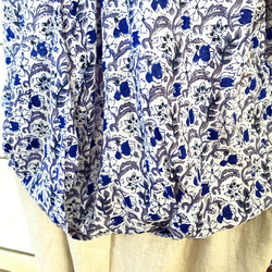 再再販！体型カバー裾ねじりブルーフラワープリント長袖ブラウス 4枚目の画像