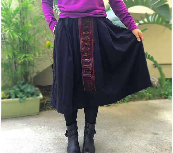 再販！モン族刺繍古布付きコットンロングスカート、黒、ブラック 4枚目の画像