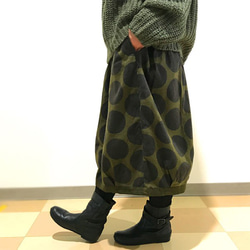起毛コットンの温かバルーンスカート、フリーサイズ、ダークカーキ 6枚目の画像