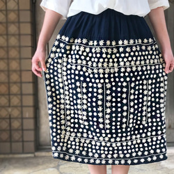 手縫いソフトヘンプの刺し子ギャザーロングスカート、ウエストフリーサイズ 5枚目の画像