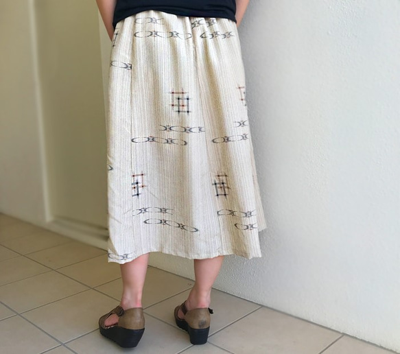 着物リメイク、涼し気なベージュの絣プリントロングスカート、大きいサイズ 4枚目の画像