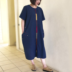 SALE☆彡藍染め手織り綿、手挿し刺繍のゆったりワンピース、オールシーズン、草柄 2枚目の画像