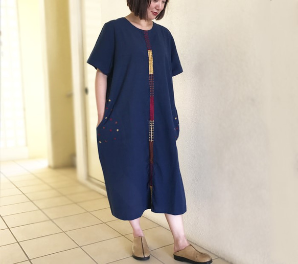 SALE☆彡藍染め手織り綿、手挿し刺繍のゆったりワンピース、オールシーズン、草柄 2枚目の画像