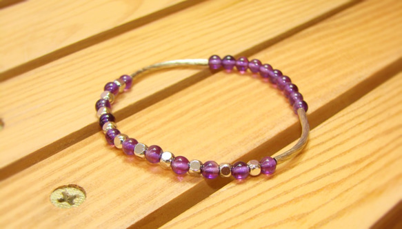 超療癒紫水晶手環 .兩面佩戴法 日本彈性絲線.簡約大方.純銅珠包白K金˙Jill&Joe施華洛世奇水晶設計師˙獨家設計款 第1張的照片