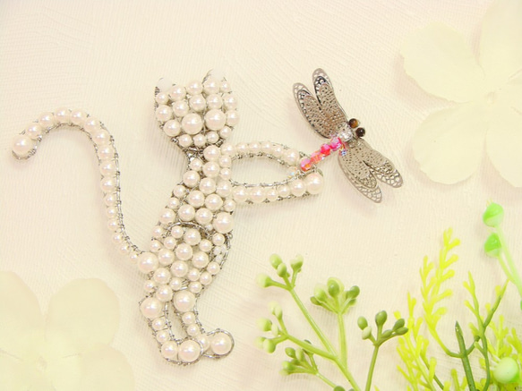 訂製款~貓咪嬉戲蜻蜓 水晶珍珠造型 胸針˙Jill&Joe施華洛世奇元素.外套的最愛˙獨家設計款 第2張的照片