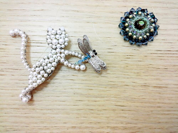 訂製款~貓咪嬉戲蜻蜓 水晶珍珠造型 胸針˙Jill&Joe施華洛世奇元素.外套的最愛˙獨家設計款 第5張的照片