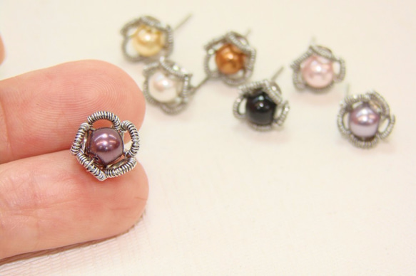 令人憐愛貼耳白色小花 不銹鋼金屬盤線 珍珠耳環˙Jill&Joe獨家設計款˙施華洛世奇水晶元素 第2張的照片