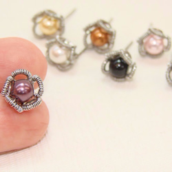 令人憐愛貼耳黑色小花 不銹鋼金屬盤線 珍珠耳環˙Jill&Joe獨家設計款˙施華洛世奇水晶元素 第2張的照片