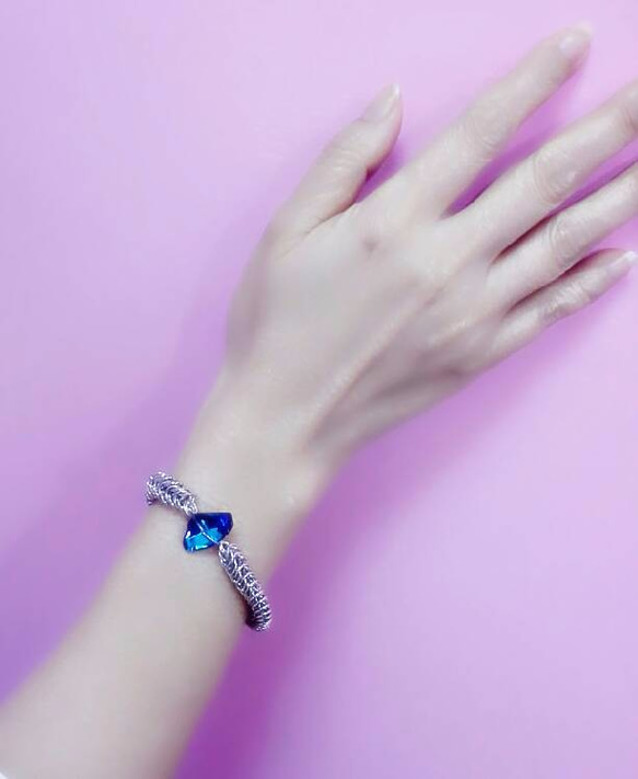 晶燦藍彩 一條龍水晶手環˙Jill&Joe獨家設計 施華洛世奇元素 層層套圈給你不一樣的個性 第1張的照片